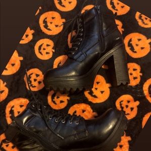 Heel combat boots with light wear